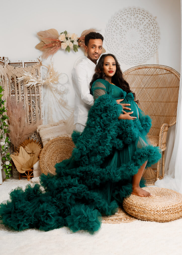 couple pregnancy photoshoot poses